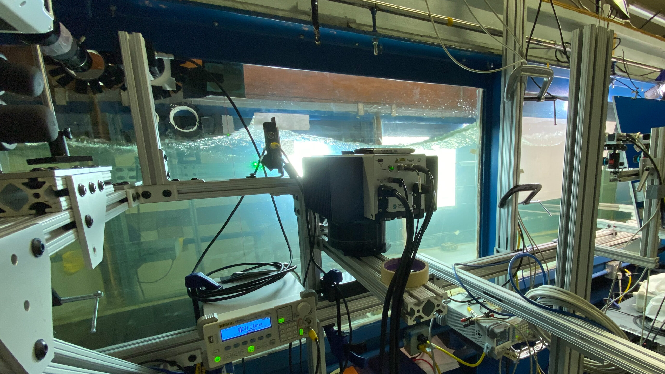 Experimental setup for studying wind-forced waves